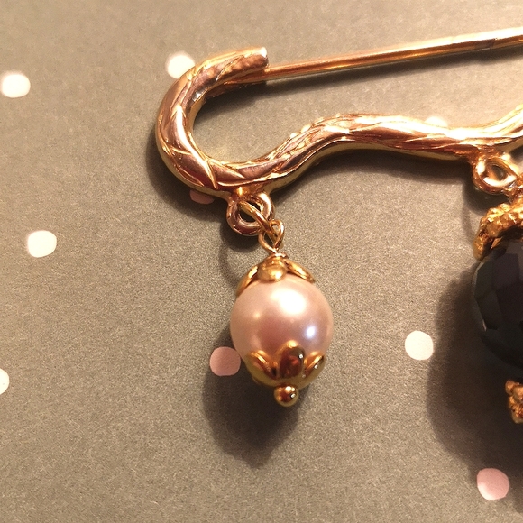 Handmade pearl and Swarovski crystal pin - Picture 2 of 7